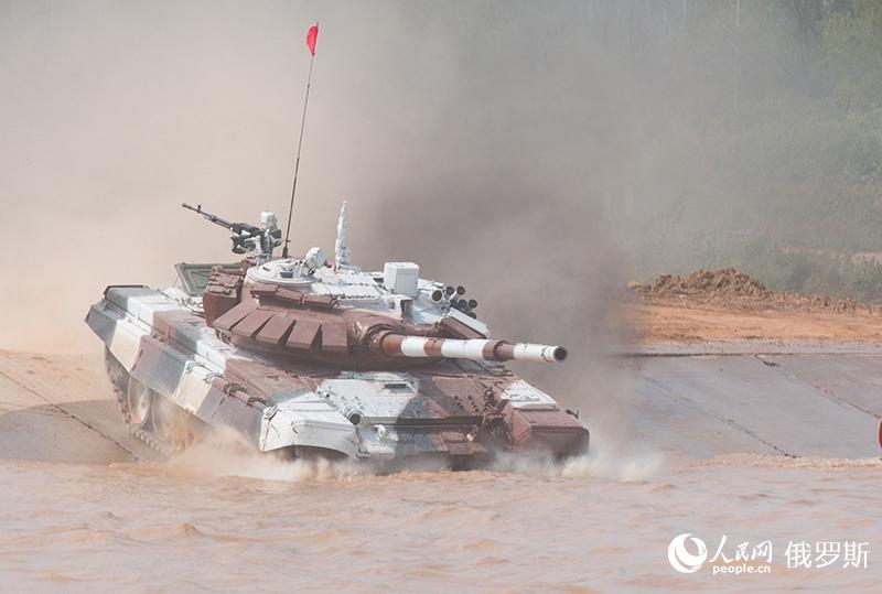 竞赛中的哈萨克斯坦代表队驾驶着Т-72Б3坦克（人民网记者 屈海齐 摄）