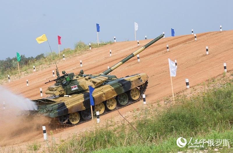 竞赛中的塞维尔亚代表队驾驶着Т-72Б3坦克（人民网记者 屈海齐 摄）
