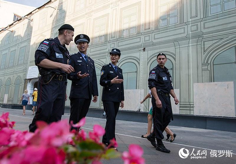 三亚市公安局旅游警察支队与俄罗斯同行共同巡逻（人民网记者 屈海齐 摄）