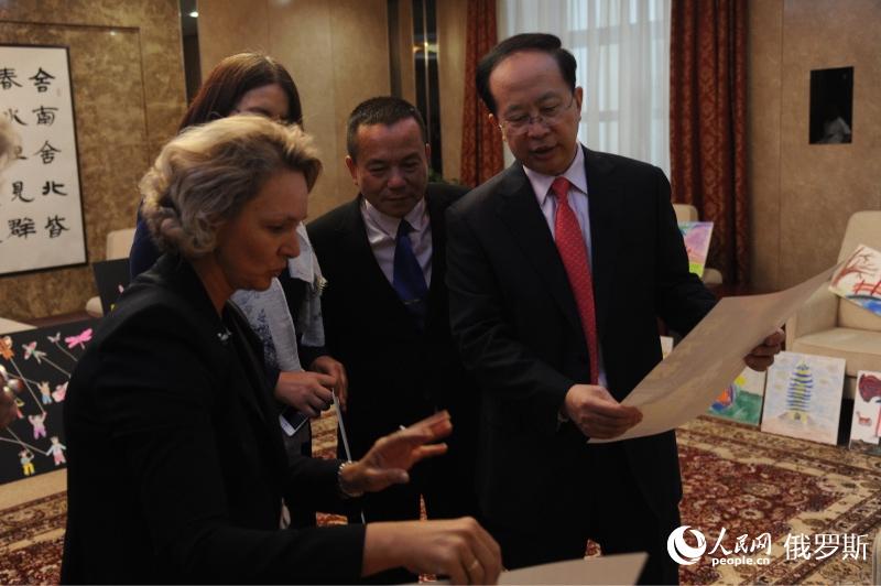 中国文联副主席左中一与俄方嘉宾交谈（中国摄影家协会提供）