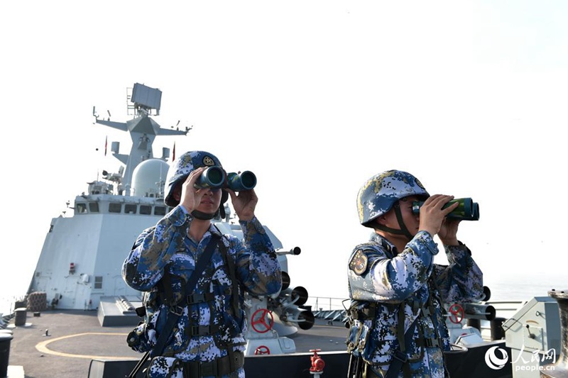 9月15日，“黄山舰”士兵正在进行锚地防御演练。（人民网记者 翁奇羽 摄）
