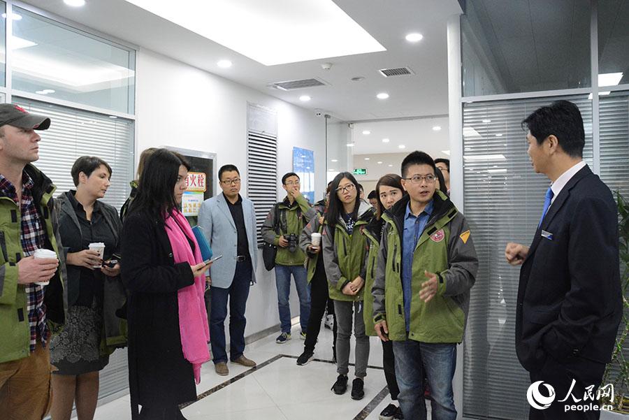 中俄记者参观采访中俄丝路创新园入驻企业。