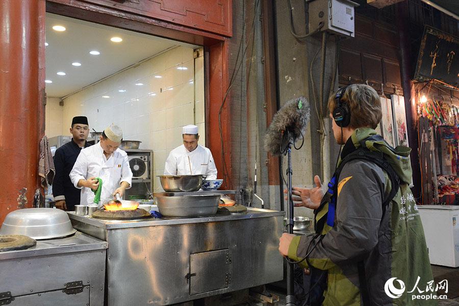 俄媒体对回民街上的一家小吃店进行拍摄。