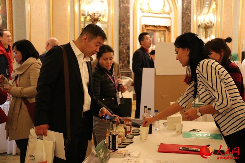 俄罗斯参会企业向中国客户介绍产品