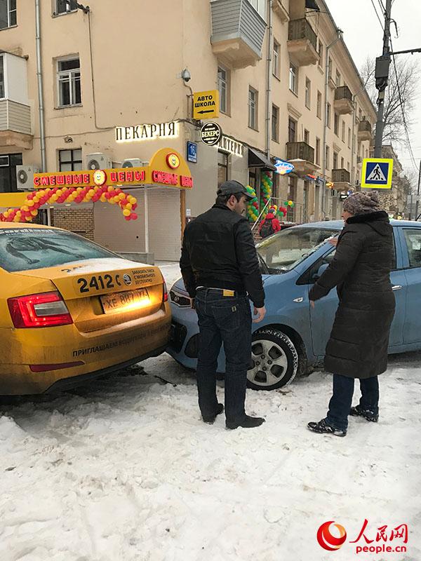 莫斯科清晨两车发生碰撞（人民网记者 华迪 摄）