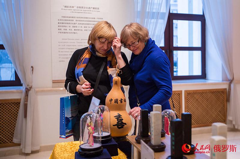 8-吉林非物質文化遺產作品展吸引了眾多俄民眾駐足觀看（人民網記者 屈海齊 攝）