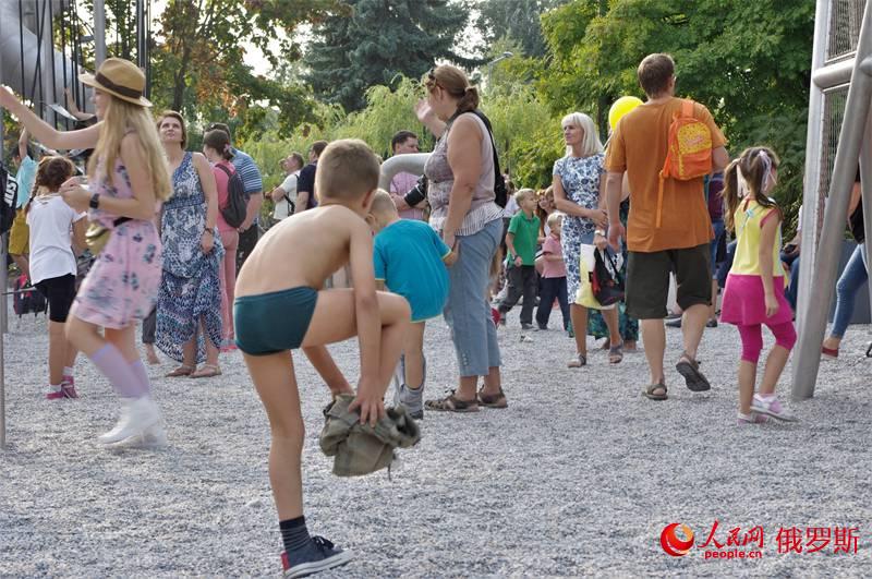 莫斯科迎來871歲生日，高爾基公園舉辦“Maker Faire”兒童科技展（實習生 趙牧 攝）