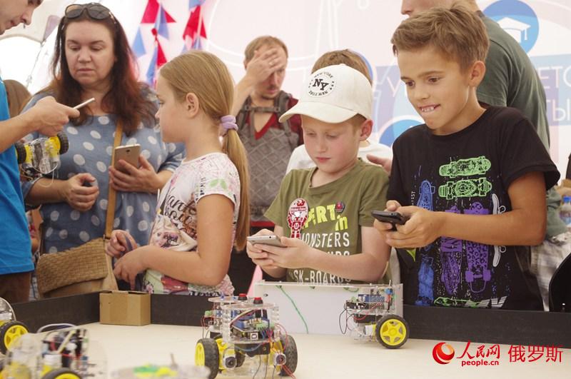 莫斯科迎來871歲生日，高爾基公園舉辦“Maker Faire”兒童科技展（實習生 趙牧 攝）