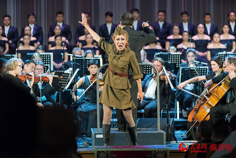 “你好，俄羅斯!”中外經典歌劇作品音樂會在莫斯科舉行 （人民網記者 屈海齊 攝）