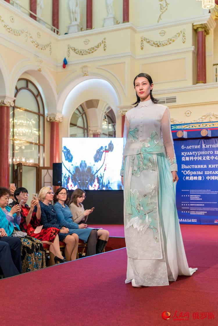“絲路映像”中國時裝藝術精品展在莫斯科中國文化中心舉行（人民網記者 屈海齊 攝）