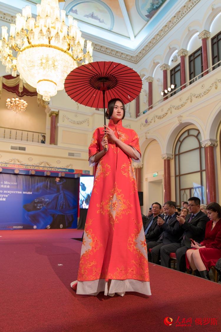 “絲路映像”中國時裝藝術精品展在莫斯科中國文化中心舉行（人民網記者 屈海齊 攝）