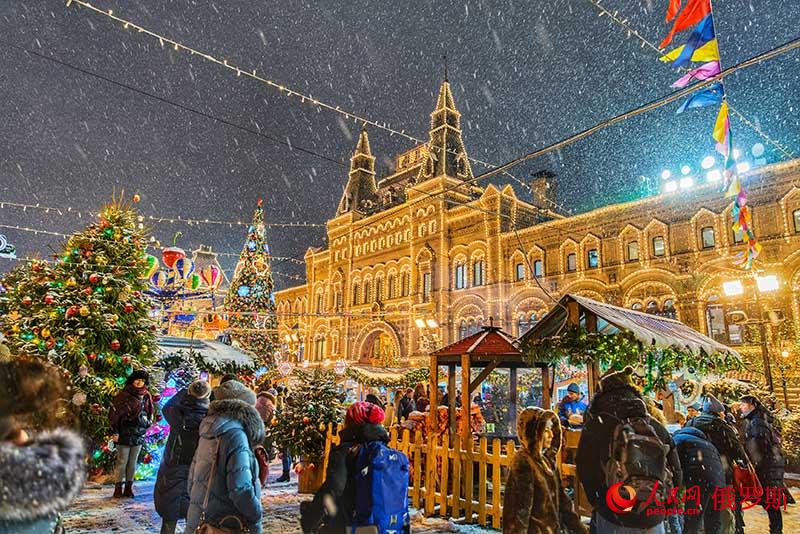 2-莫斯科紅場中央搭建起的“古姆”新年集市（人民網記者 屈海齊 攝）