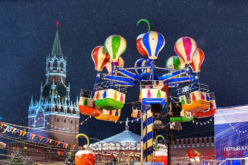 4-彩燈裝扮下的莫斯科紅場（人民網記者 屈海齊 攝）