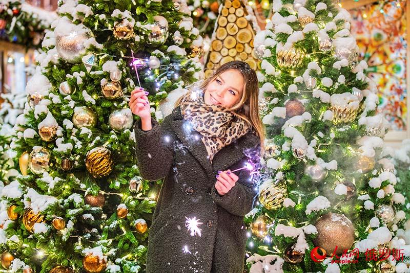 6-聖誕樹前留影的俄羅斯姑娘（人民網記者 屈海齊 攝）