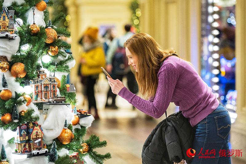 12-聖誕樹前拍照的俄羅斯姑娘（人民網記者 屈海齊 攝）
