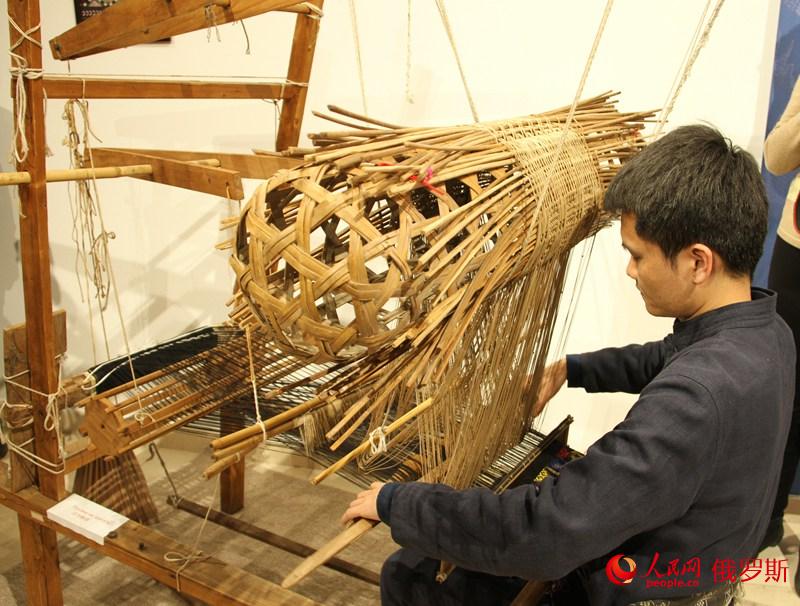 專門人士展示廣西壯族竹籠機織錦過程（人民網 李明琪 攝）