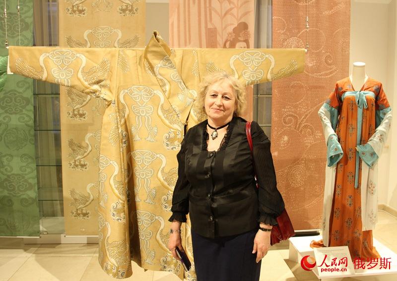 《絲·尚：30件服裝講述中國非遺故事》展在莫斯科中國文化中心開幕（人民網 李明琪 攝）