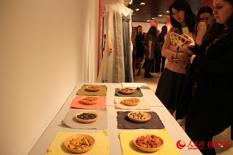 《絲·尚：30件服裝講述中國非遺故事》展在莫斯科中國文化中心開幕（人民網 李明琪 攝）