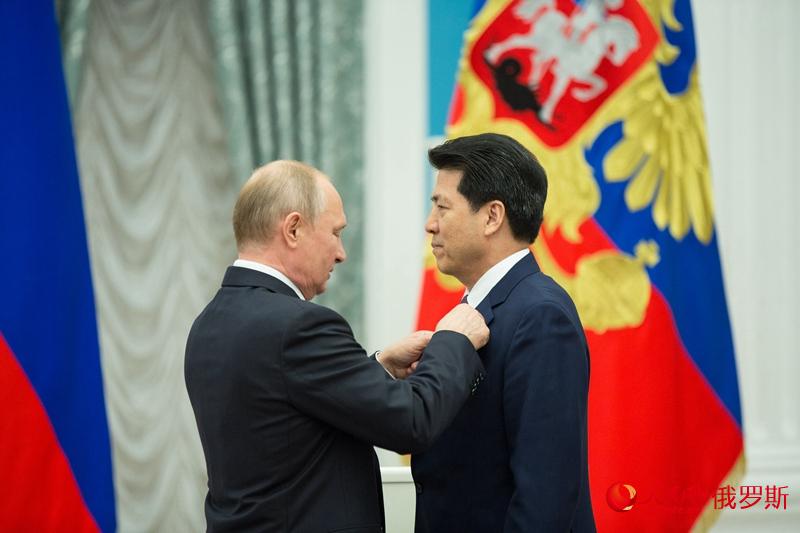 俄罗斯总统普京向中国驻俄大使李辉授予“友谊勋章”