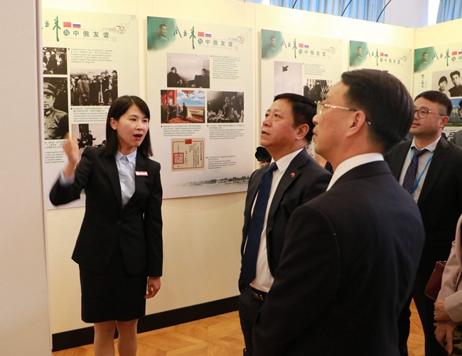 《周恩来与中俄友谊》图片展开幕式在莫斯科举行，中国驻俄罗斯大使张汉晖（右二）出席