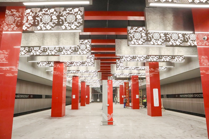 米丘林地鐵站設計中引入紅色立柱、團壽紋、祥雲等濃郁“中國風”的吉祥圖案，以致敬中方建設者（圖片由中國鐵建提供）